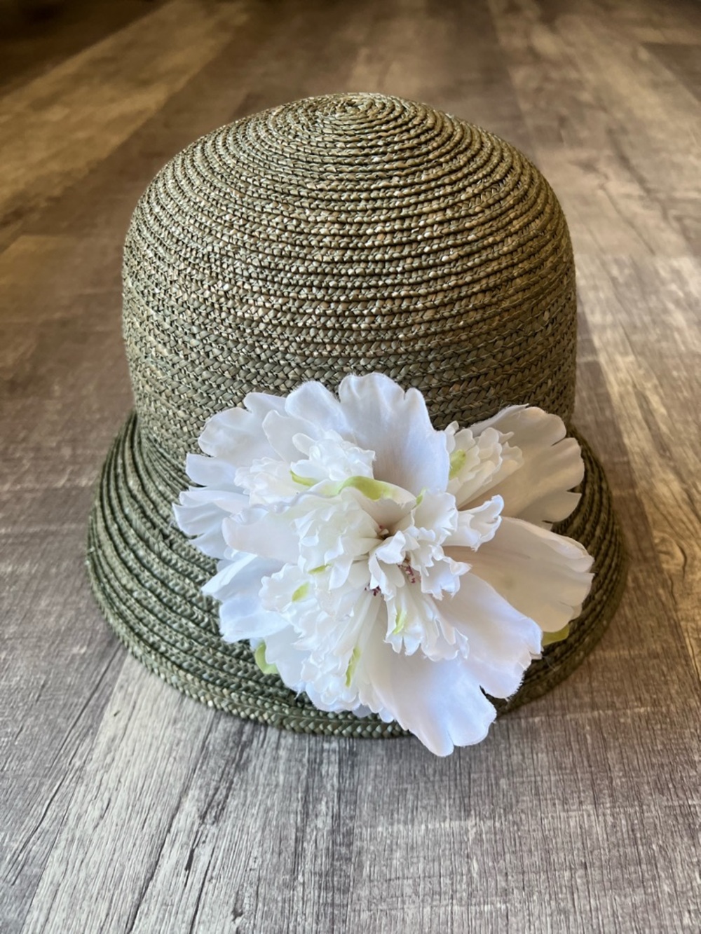 betmar sage green braided straw cloche with white floral tag - Picture 2 of 12